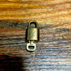 LV lock and key #302